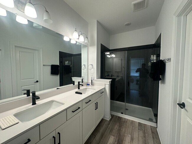 Building Photo - 3 Bed 2 Bath in Liberty Hill Tx