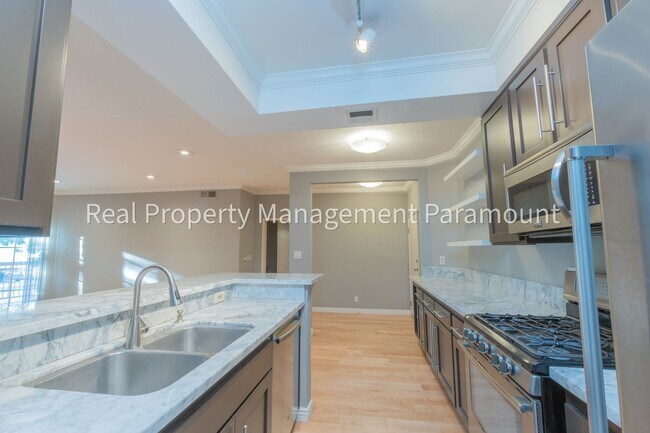 Building Photo - Don't miss out! 2 Bed 2 bath ready to go!