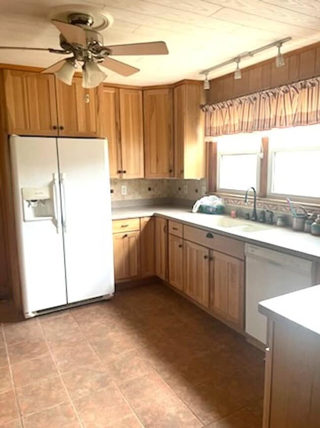 Building Photo - Five Bedroom Three Bath Home in Cross Lanes minutes from I-64 For Quick Access to Charleston and/...