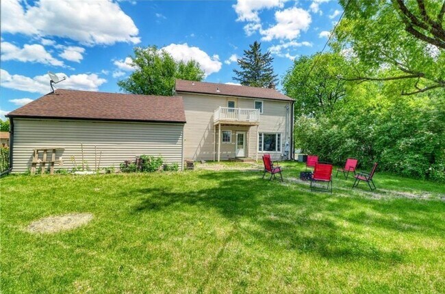 Building Photo - 5 bed 2 bath house close to Concordia and MSUM
