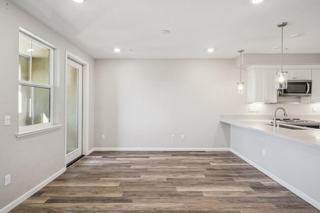 Building Photo - 605 El Camino Real