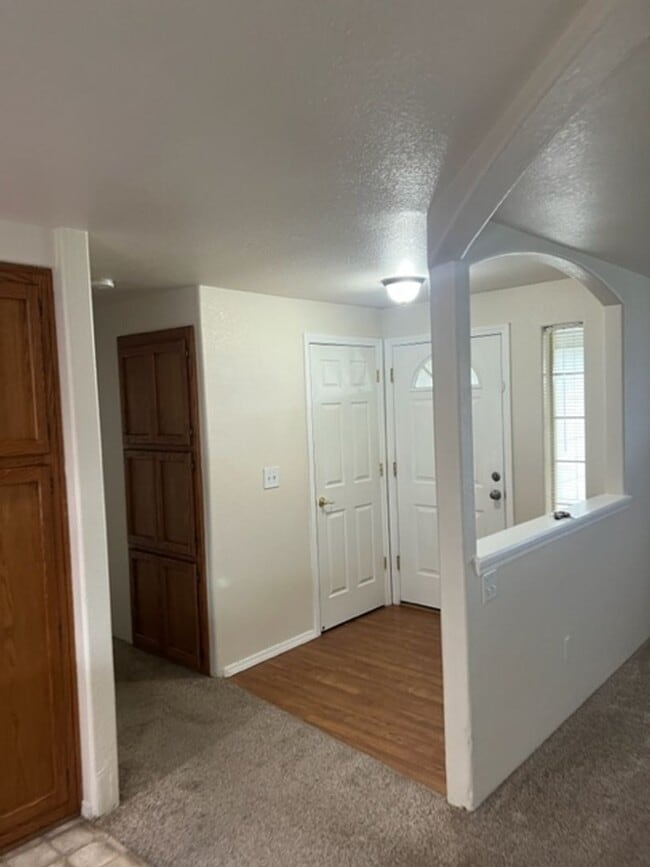 Building Photo - SPACIOUS 3 BEDROOM/ 2 BATH HOME WITH RV/BO...
