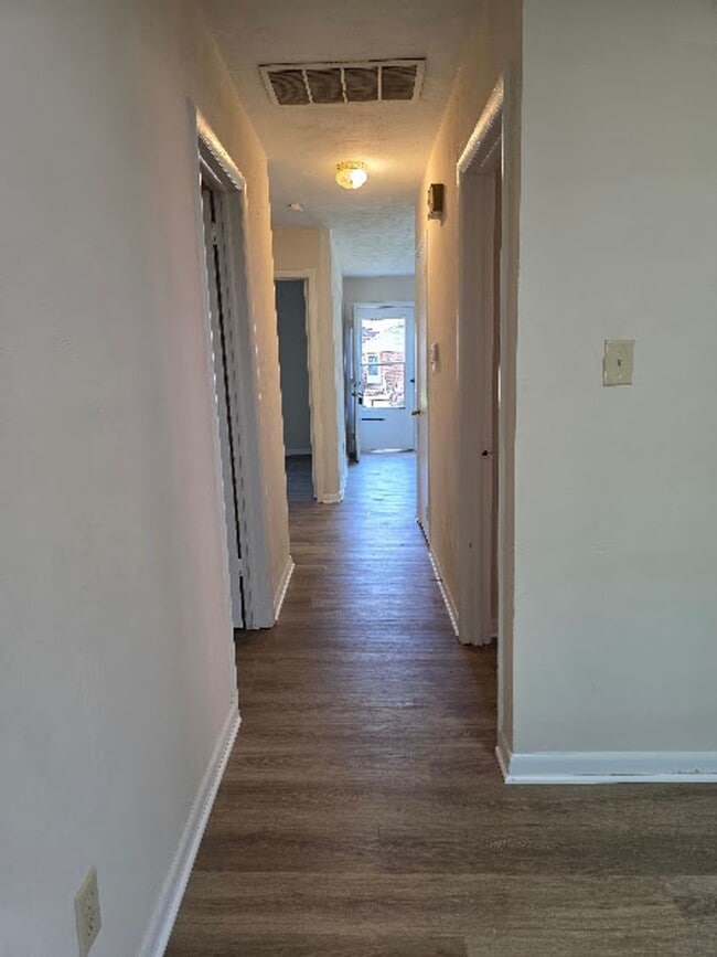 Building Photo - Move In Ready Brick Ranch