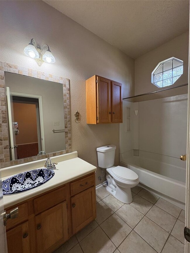 Building Photo - 2216 Quiet Wood Dr