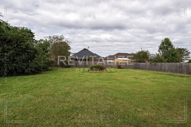 Building Photo - Spacious 3-Bedroom Home with Open Floor Pl...