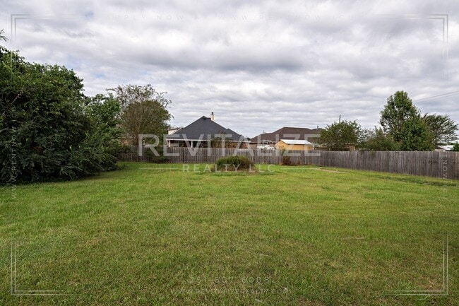 Building Photo - Spacious 3-Bedroom Home with Open Floor Plan and Big Backyard in West Mobile!