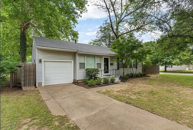 Building Photo - Located in the heart of Brookside, this in...