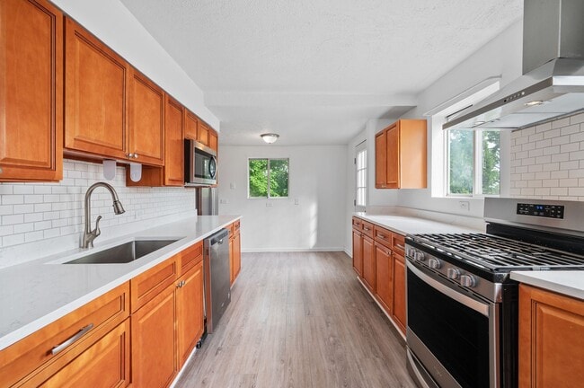 Building Photo - 5 bed 2 bath - Great Brookline location.  ...