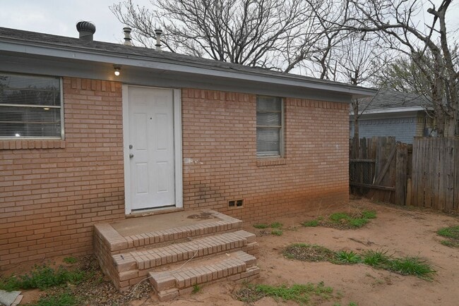 Building Photo - 600 E 1st St