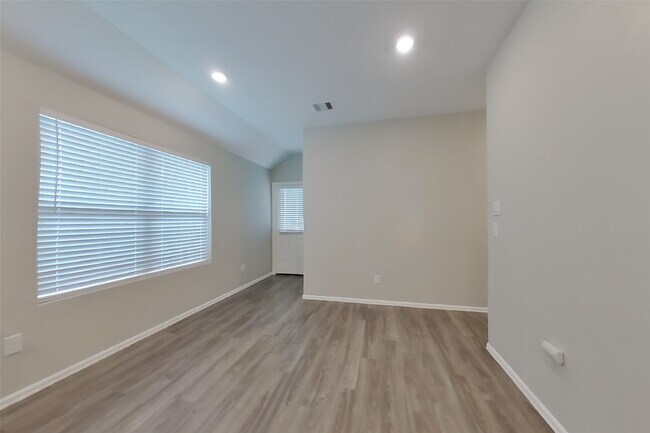Building Photo - 210 Pine cavern dr