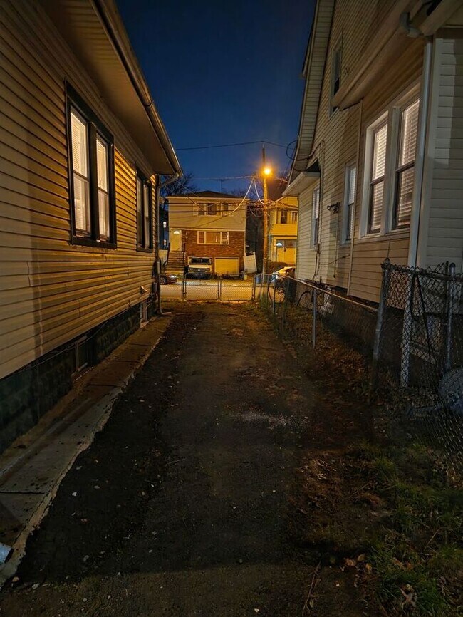 Building Photo - 24 Valley St