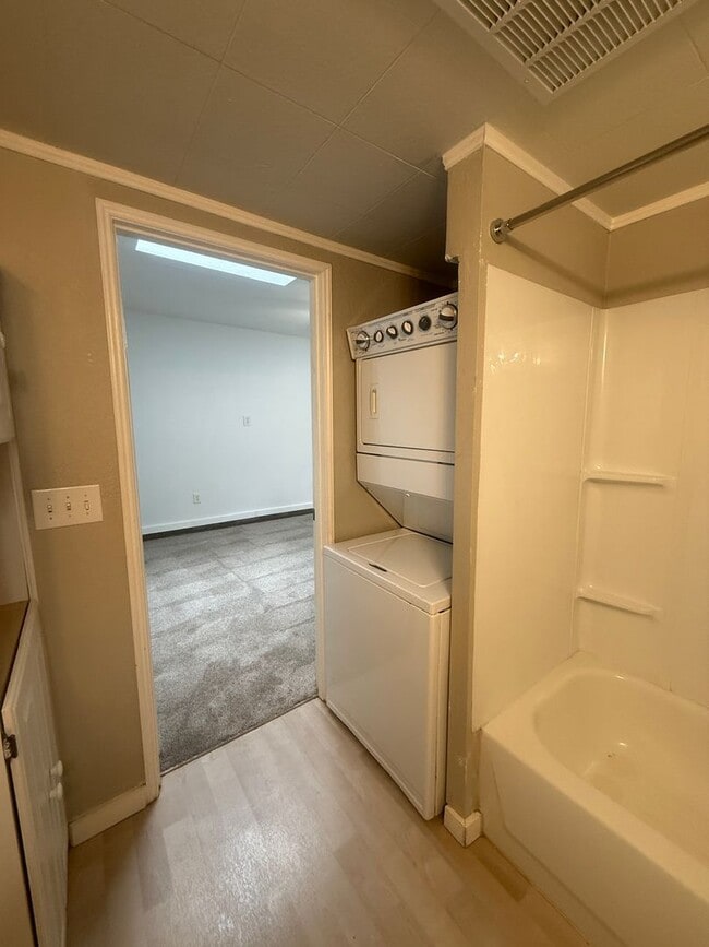 Building Photo - Private Detached 1 Bed 1 Bath ADU - Utilit...