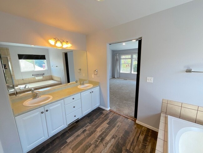 Building Photo - 6 Bedroom Home Available Near North Gate B...