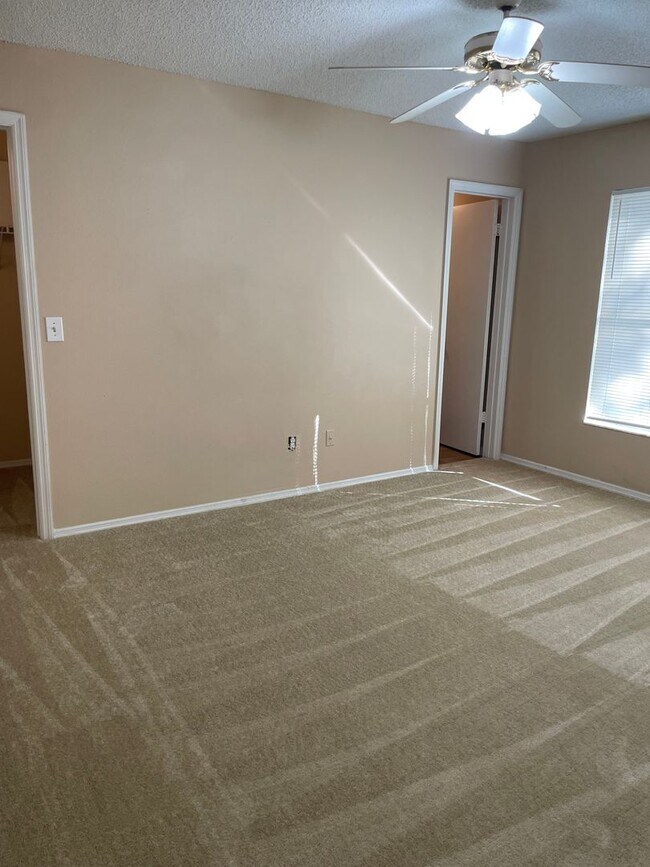 Building Photo - 1 story 3/2 in Meadow Woods with full sized washer and dryer included