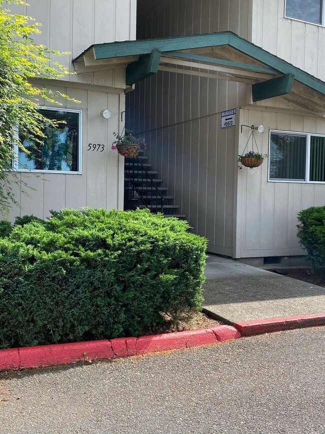 Building Photo - Upstairs 2 Bedroom, 1 Bathroom Apartment Home