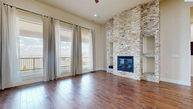 Building Photo - 4 bed, 4 bath home in Kennewick