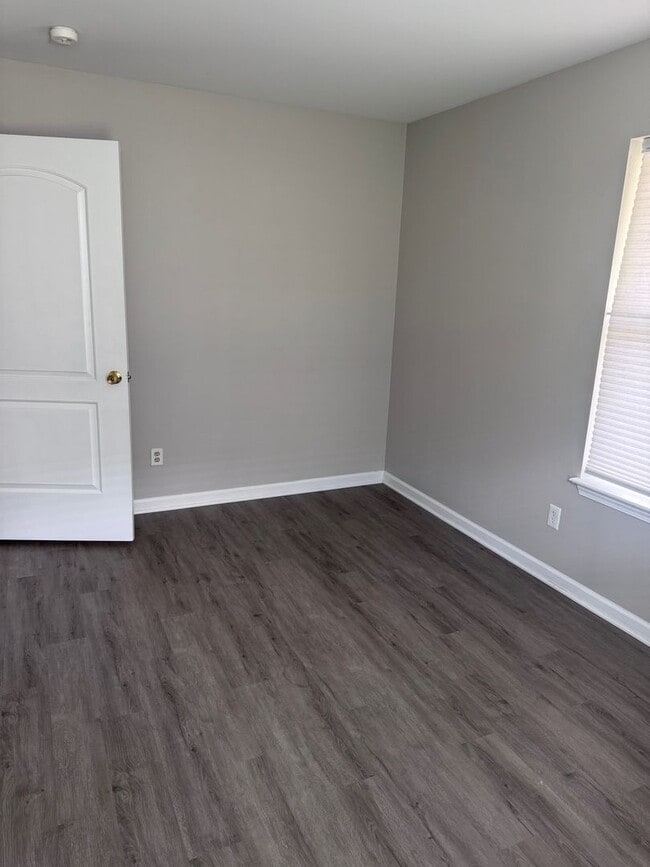 Building Photo - AVAILABLE NOW!!