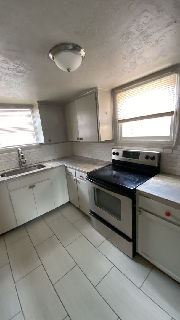 Building Photo - Nice Basement Duplex