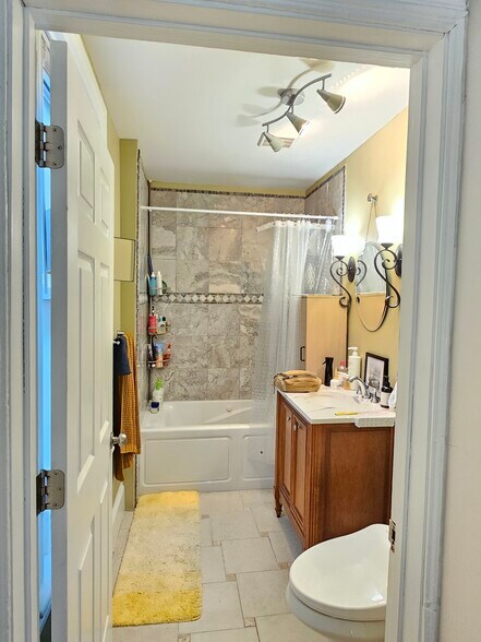 En-suite bathroom in master bedroom - 128 Vinton St
