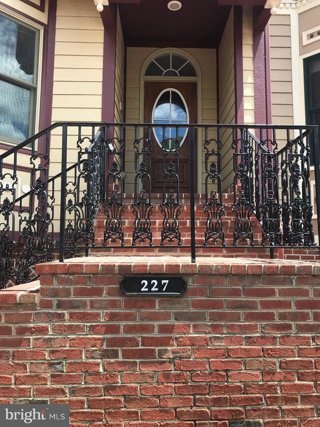 Building Photo - 227 Mill St