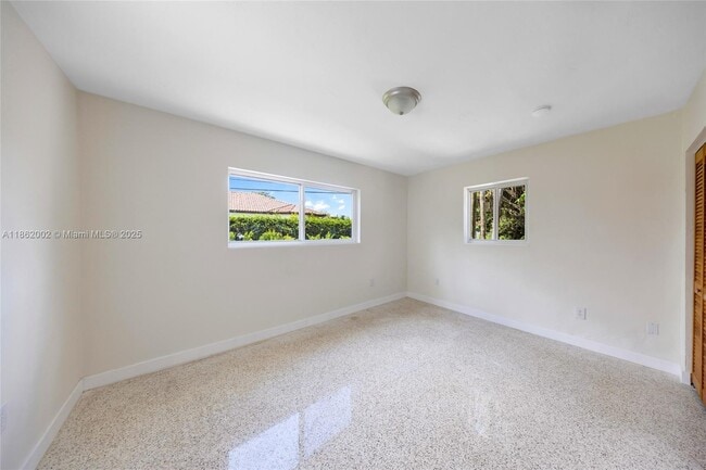 Building Photo - 1096 Raven Ave