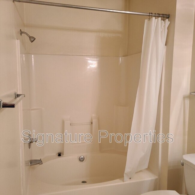 Building Photo - 830 Brassie Ln