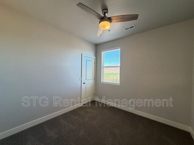 Building Photo - 1010 S 4380 W