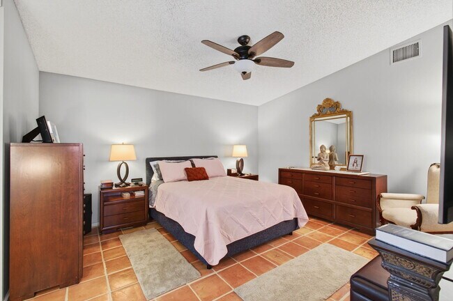 Building Photo - 10332 Islander Dr