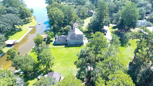 Building Photo - 13392 Southshore Dr