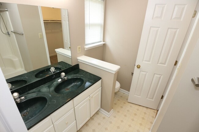 Building Photo - Large 5 Bedroom Westfield Home!