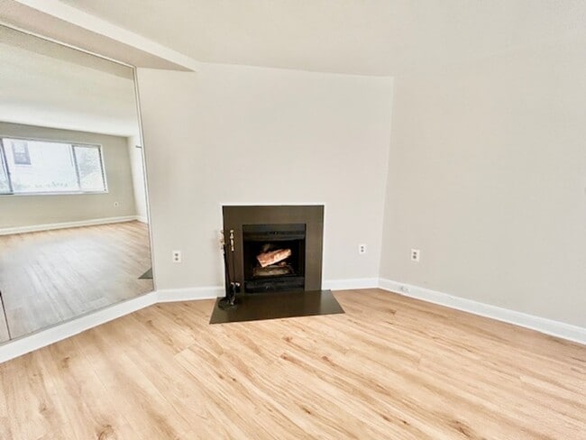 Building Photo - Great location, 1 BR 1 BA in-unit laundry ...
