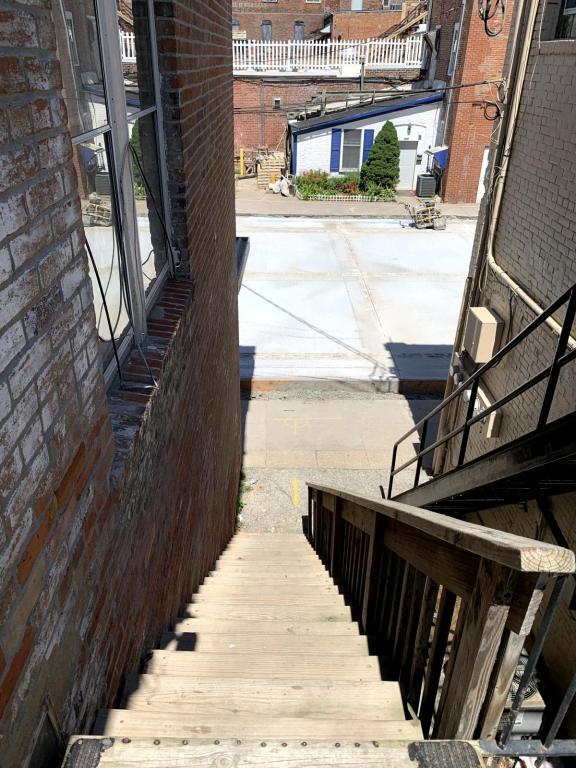 Building Photo - 204 1/2 Cedar St