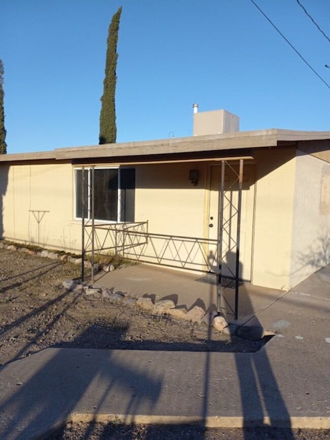 Building Photo - 2859 S Thrasher Ave