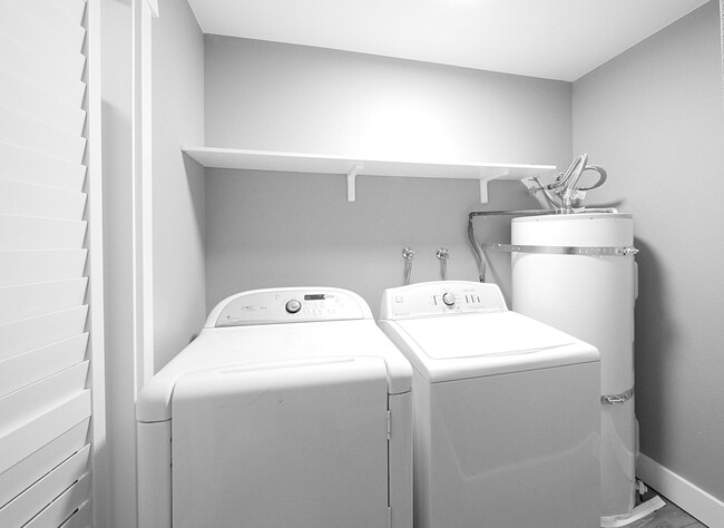 Building Photo - Updated Condo Available for Rent!