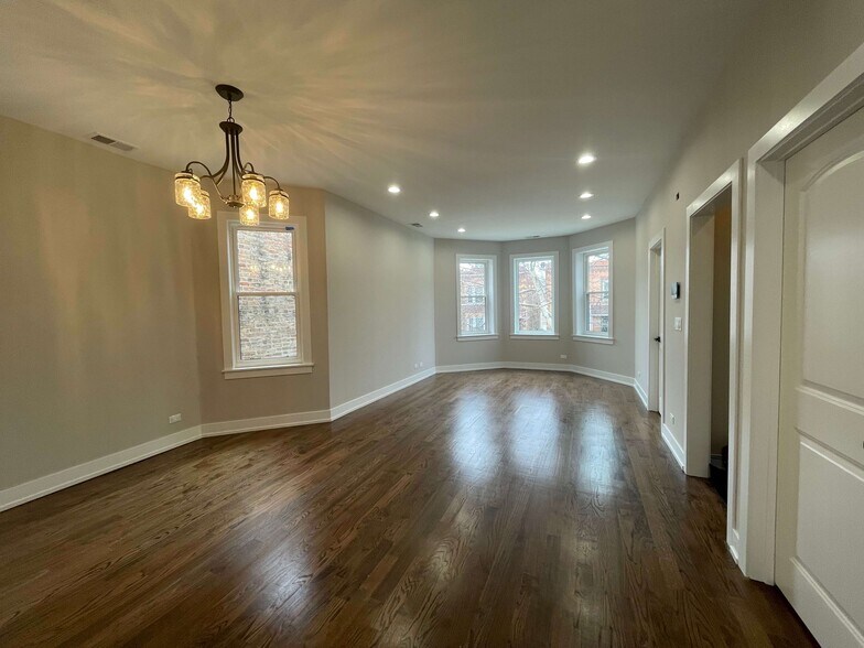 Building Photo - 3141 N Ridgeway Ave