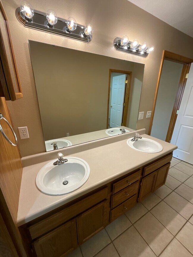 Building Photo - Beautiful Home on Private Setting