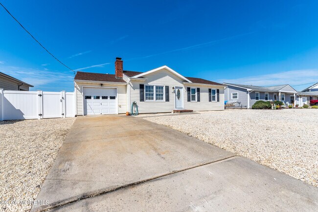 Building Photo - 1201 Penguin Ct