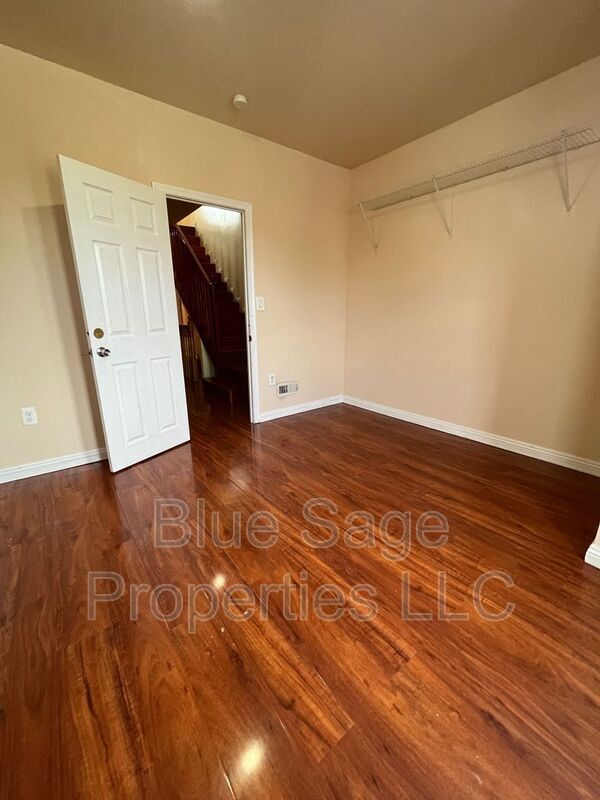 Building Photo - 17 S Church Ln
