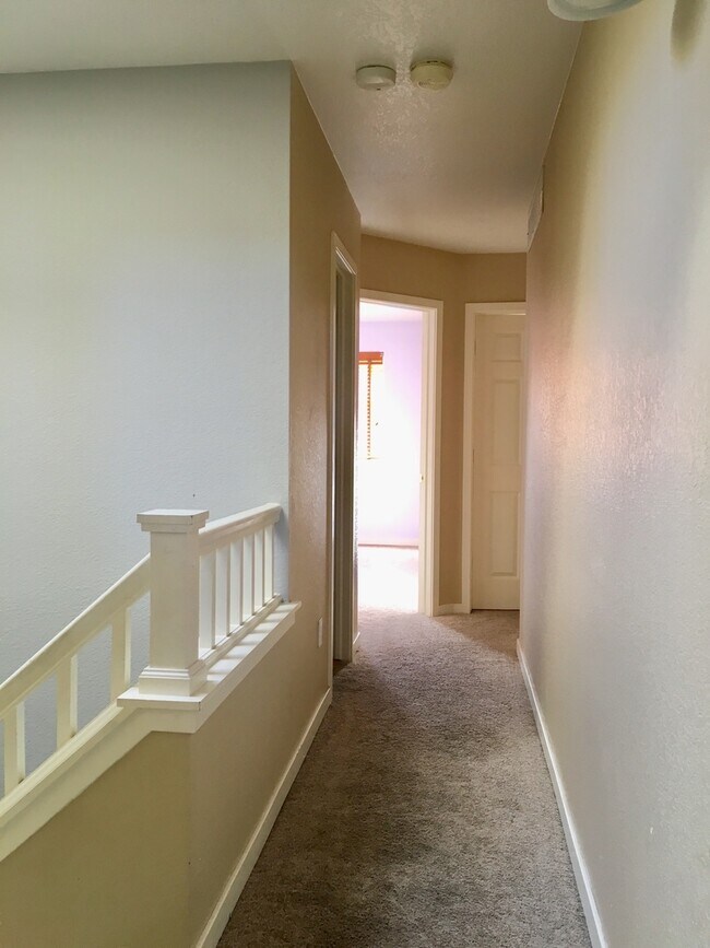 Building Photo - Gorgeous and Spacious Townhome in Waneka L...