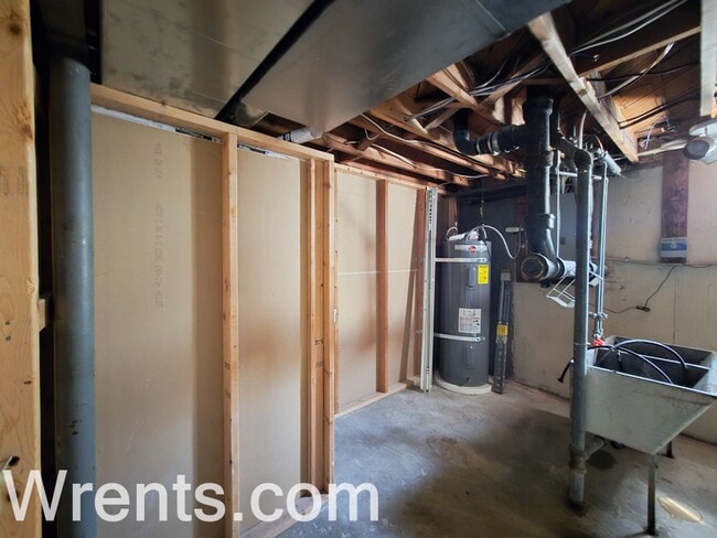 Building Photo - charming 2-bedroom, 1-bathroom ranch-style...