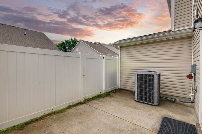 Building Photo - Lee Crossing Neighborhood, Easy access to ...