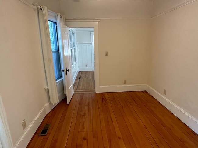 Building Photo - Great Home Located in the Pill Hill Neighborhood