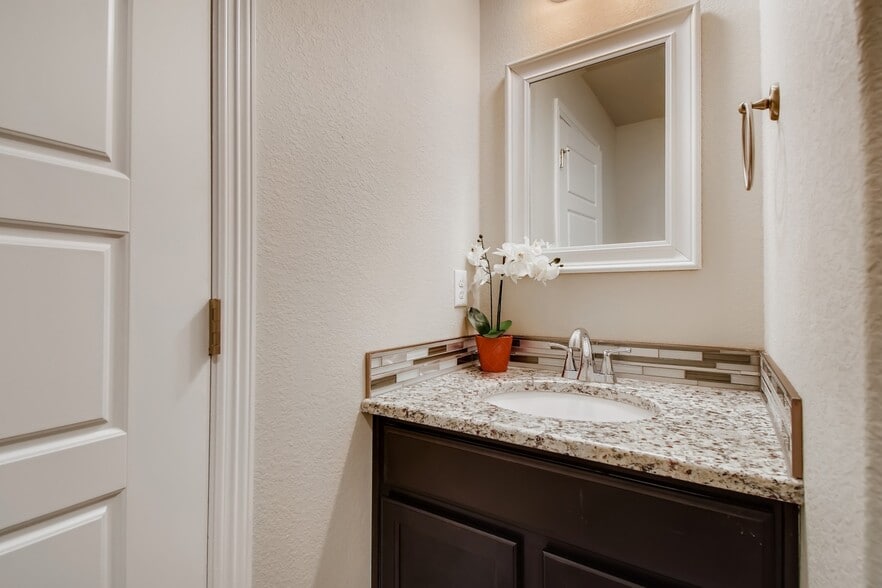 2nd floor guest bath - 6104 Burdock Ct