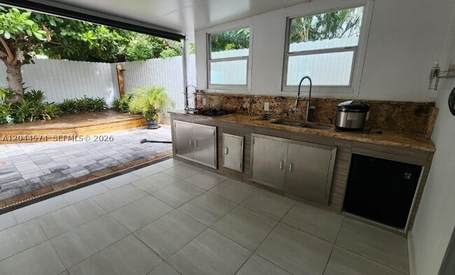 Building Photo - 625 Royal Palm Dr