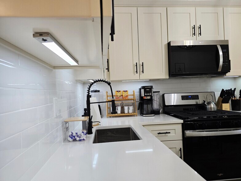 Building Photo - 396 Kaplan Ave