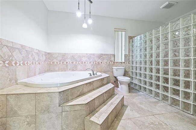 Building Photo - 113 W Gladys St