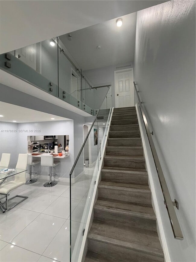 Building Photo - 844 W 41st St