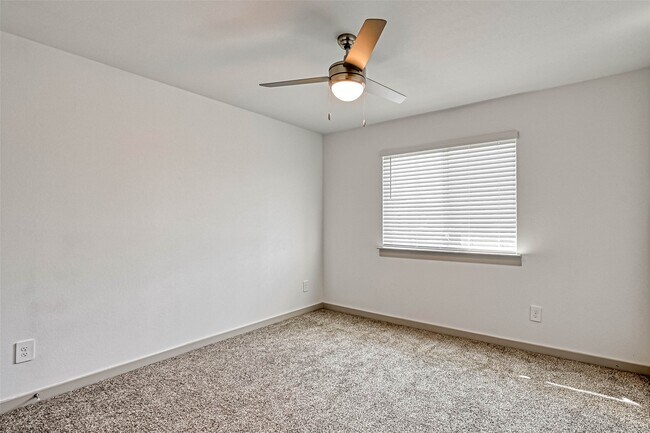 Building Photo - 815 Dahlia Petal Dr