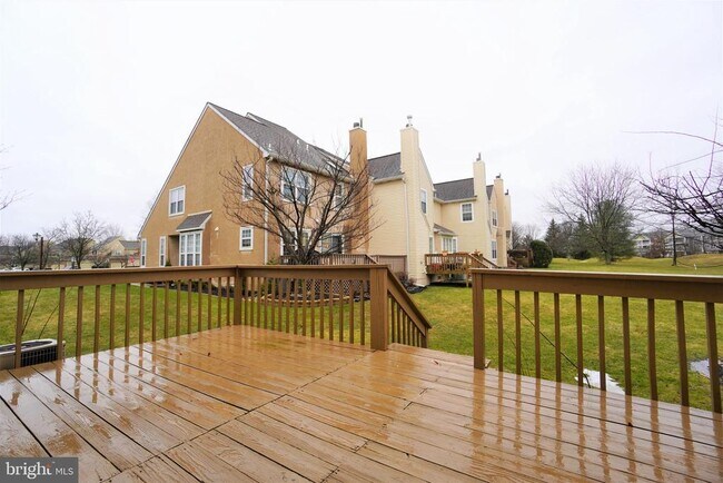 Building Photo - 458 Country Club Dr