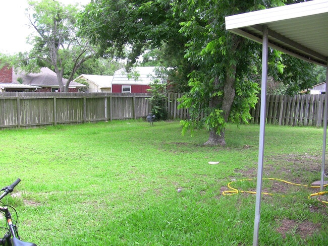Building Photo - Centrally Located 3/2 with Office! Near Park